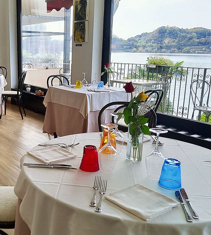 L'interno del ristorante Lido di Angera (foto dalla pagina Facebook del locale)