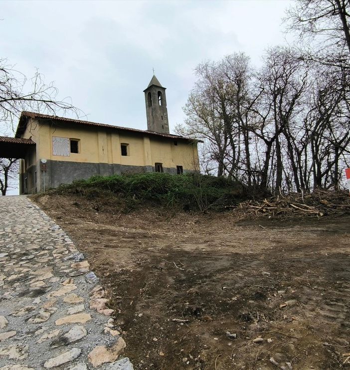 FOTO. Riapre al pubblico, dopo l'incendio del 2022, il sentiero di San Quirico ad Angera