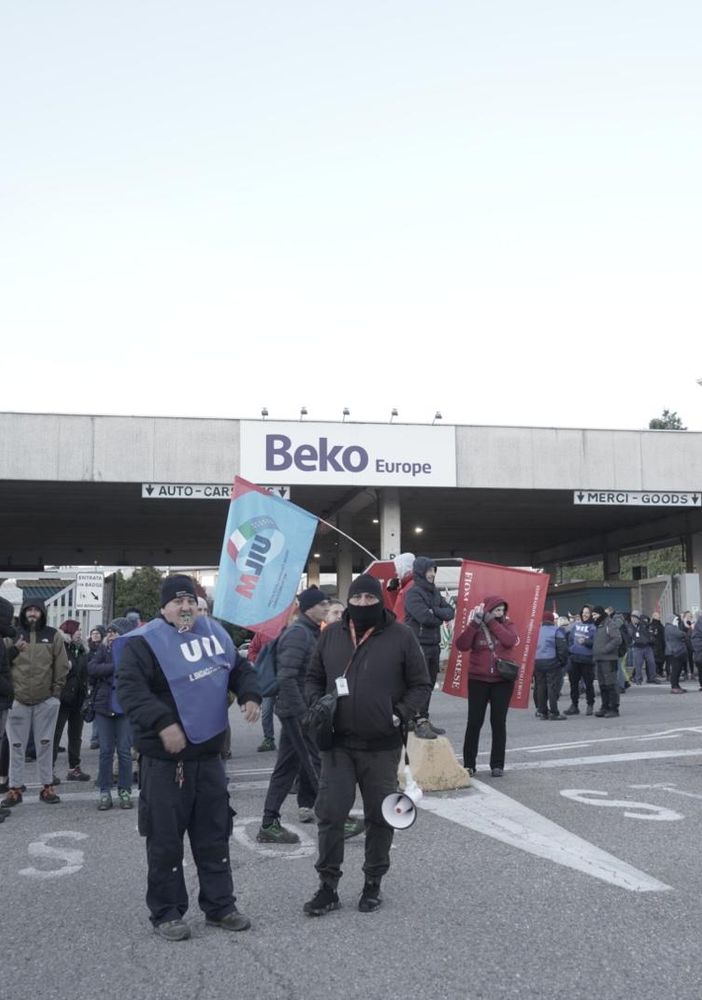 Sciopero e corteo alla Beko sulla provinciale a Biandronno. Il grido dei lavoratori: «Vogliamo lavorare, Cassinetta non si tocca»