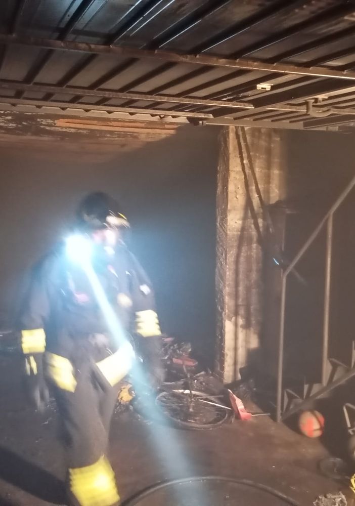 Le immagini dell'incendio della villetta di Besnate di venerdì sera