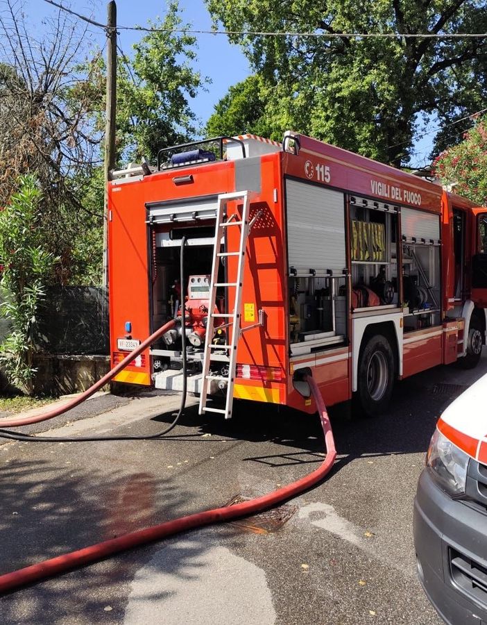 A fuoco un'abitazione a Bisuschio, leggermente ustionata una persona