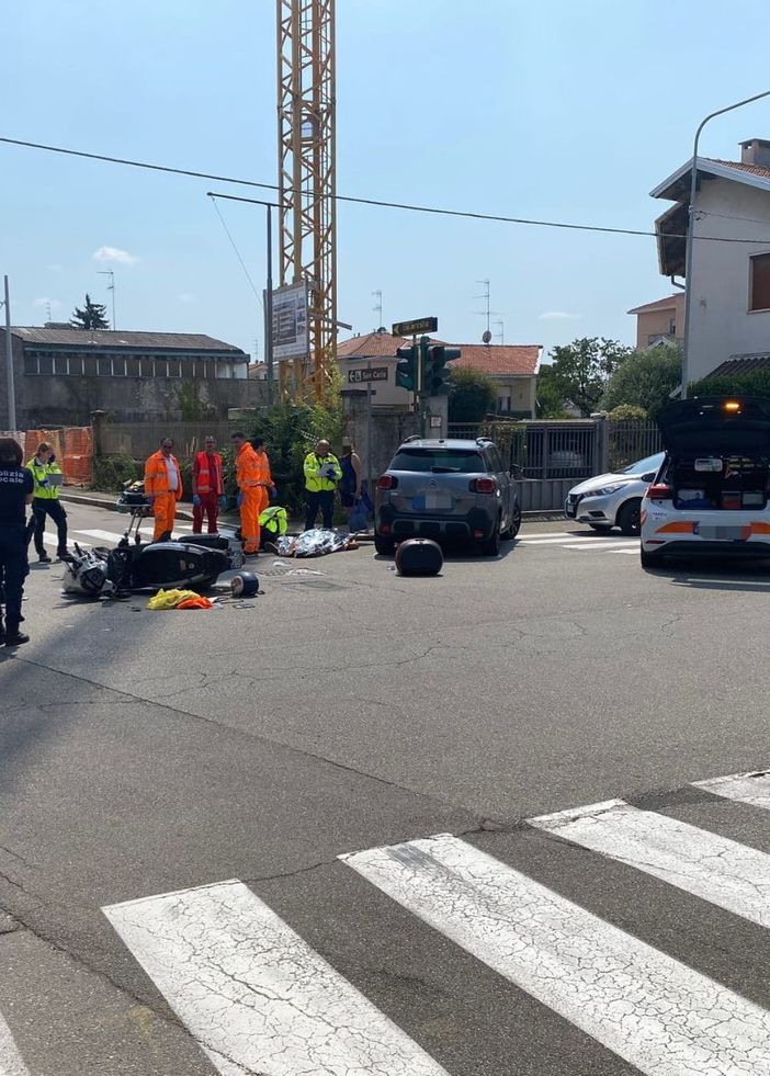 Le immagini dell'incidente tra un'auto e una moto a Busto all'incrocio tra viale delle Rimembranze e via Giordano Bruno Le immagini dell'incidente tra un'auto e una moto a Busto all'incrocio tra viale delle Rimembranze e via Giordano Bruno