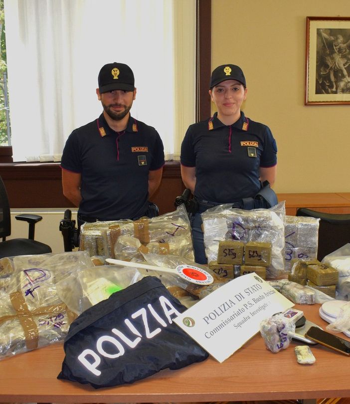 La polizia di Busto sgomina due gruppi criminali dediti allo spaccio di droga: 11 persone in manette