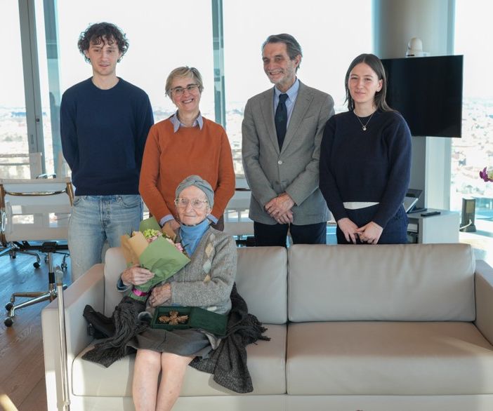La signora Alice Rizzetti con il presidente Fontana e i suoi quattro nipoti