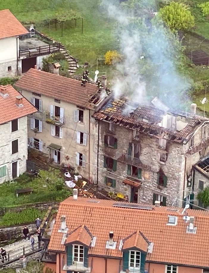 VIDEO E FOTO. In fiamme un edificio di quattro piani nel Comasco, in volo anche l'elicottero decollato da Malpensa