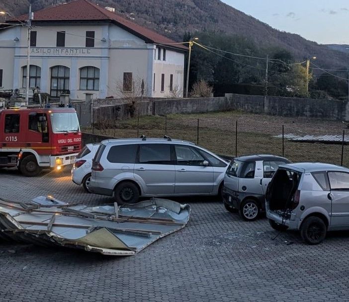 FOTO. Tetto in lamiera di un piccolo capannone divelto dal vento a Cuvio: danneggiata un'auto parcheggiata