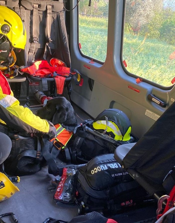 Si perdono con il cane a 900 metri di quota nel Lecchese: salvate due donne e l'animale con l'elicottero Drago 141 decollato da Malpensa
