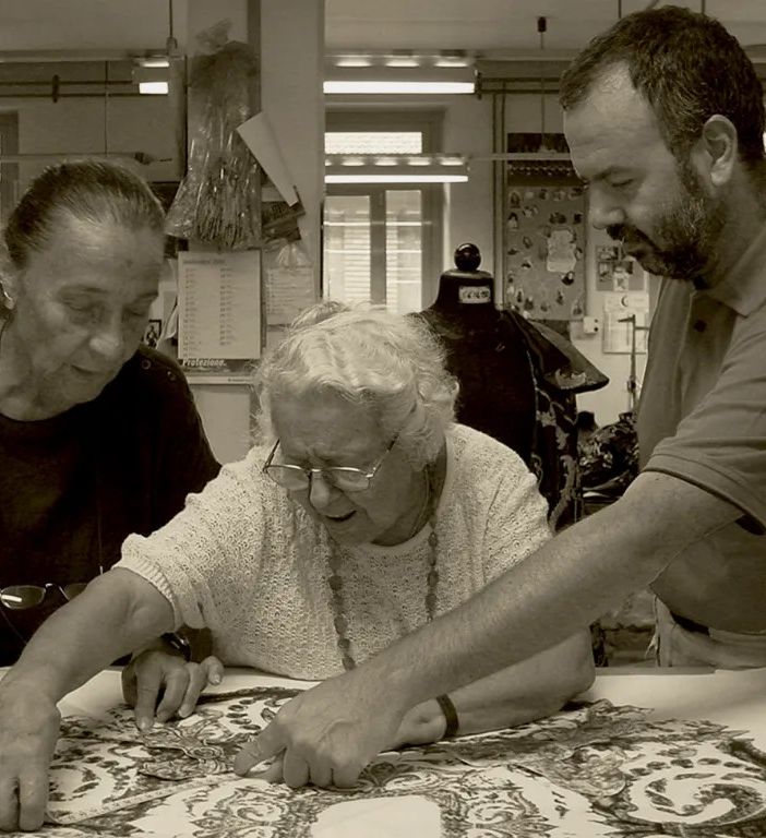 Eufemia Brancato al centro, la storica costumista della Scala, titolare della Sartoria Brancato con il figlio Mario Brancato ora Compagnia della Moda e del Costume e a sinistra la costumista e scenografa Luisa Spinatelli