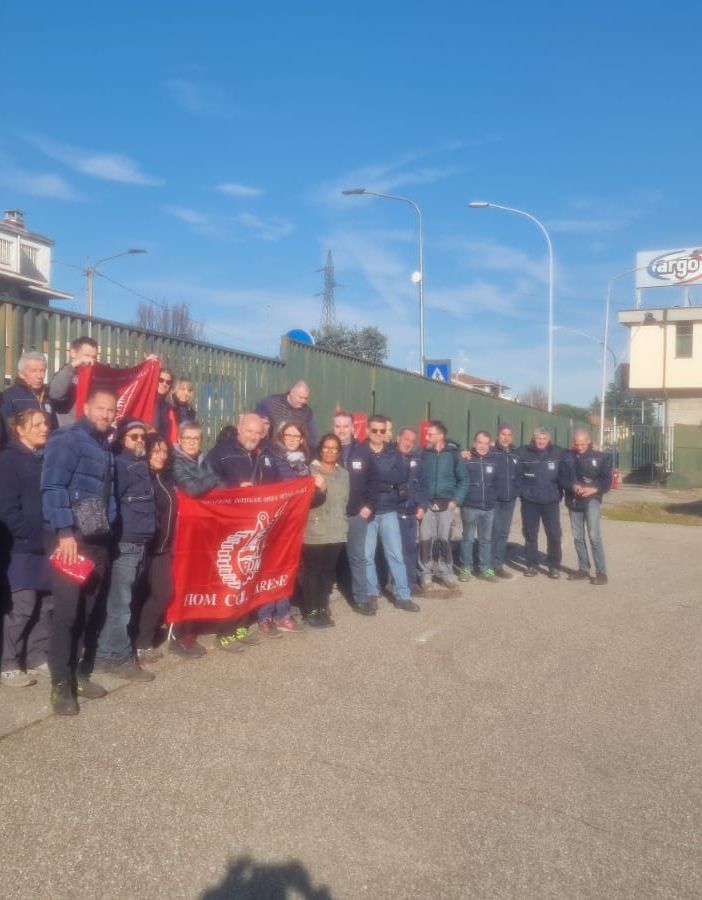 Il presidio dei lavoratori della ArgoClima di Gallarate