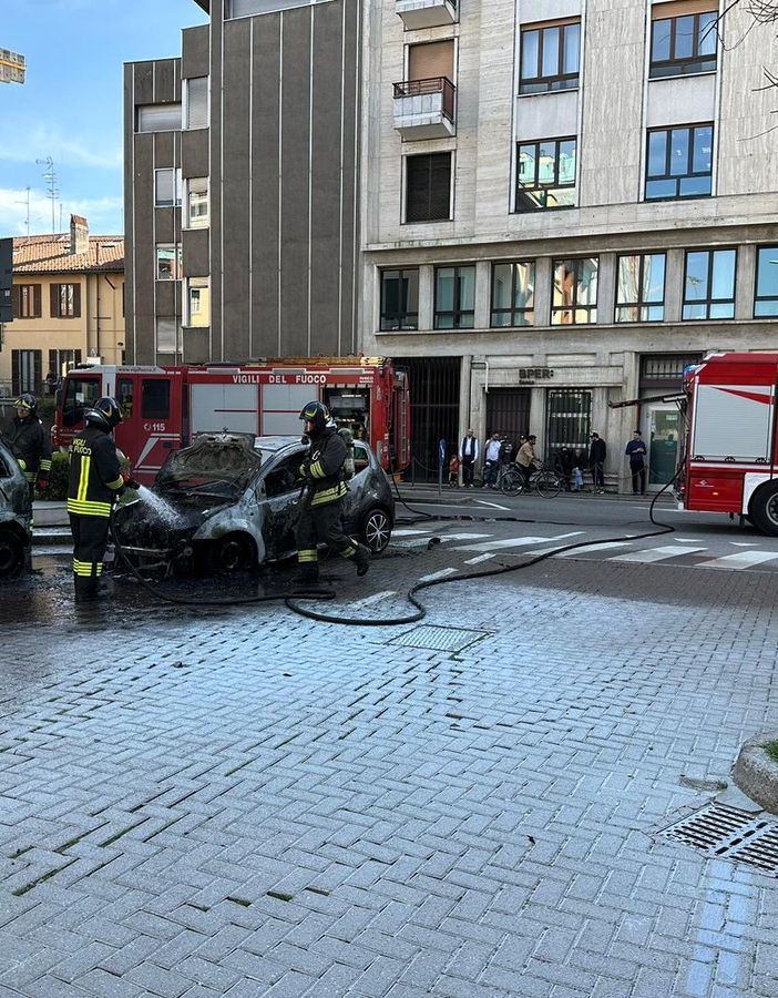 Due auto incendiate in via XX Settembre a Gallarate