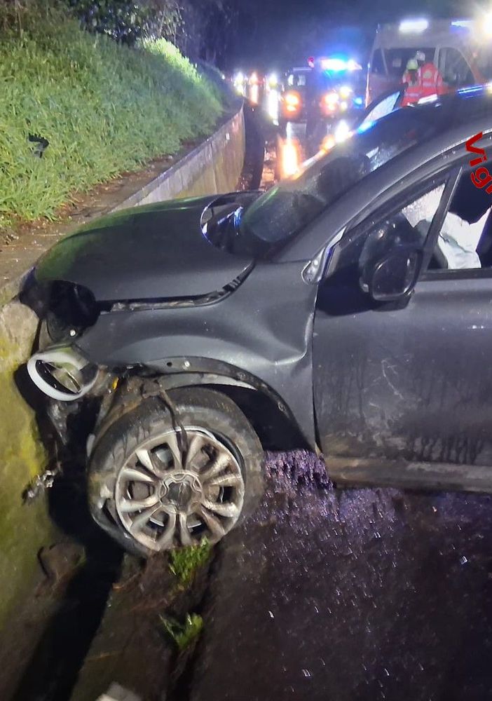 Macchina fuori strada finisce contro un muretto sulla Sp1 a Gavirate, paura venerdì sera per una 41enne