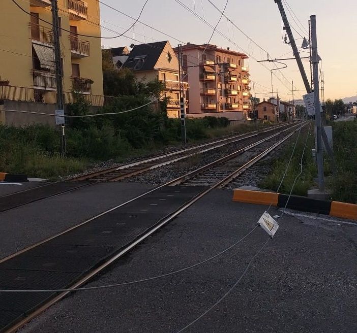 I danni al passaggio a livello di Gazzada Schianno