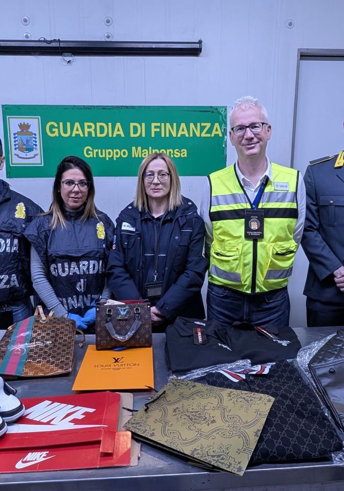 Merce contraffatta cinese a Malpensa: maxi sequestro della Guardia di Finanza di Varese