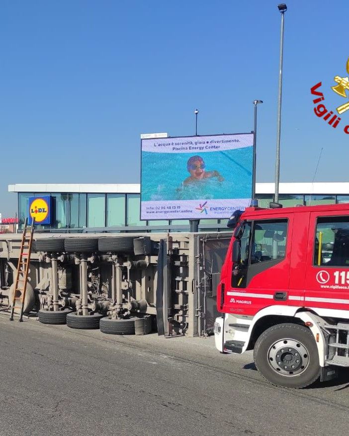 Il camion ribaltato a Gerenzano