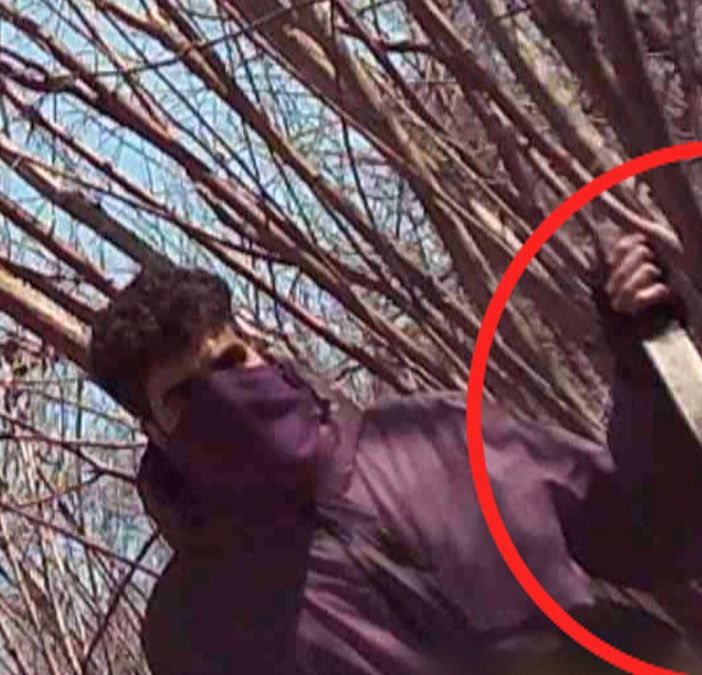 Il pusher col machete minaccia il collaboratore di Striscia la Notizia