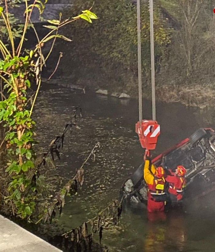 FOTO. Perdono il controllo dell'auto e finiscono nel fiume lungo la 394: paura nella notte a Germignaga