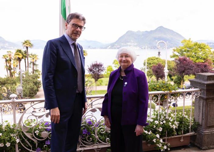 Il ministro Giorgetti con Yanet Yellen al G7 di Stresa (foto Adnkronos)