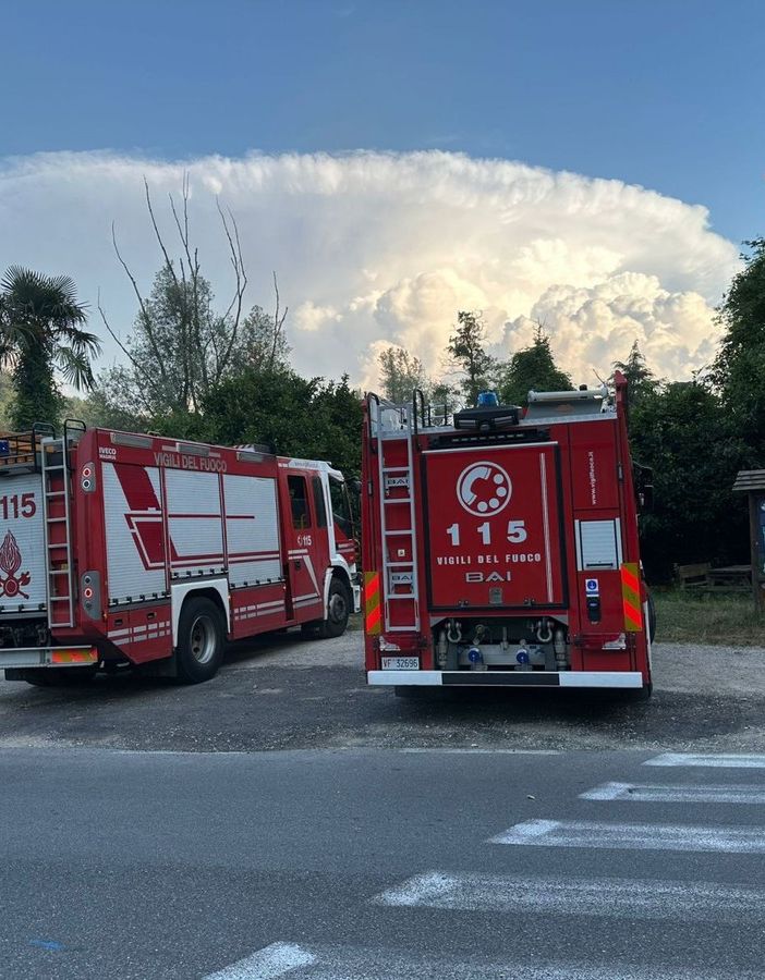 Incendio in un'azienda agricola di Gornate Olona, in azione i vigili del fuoco