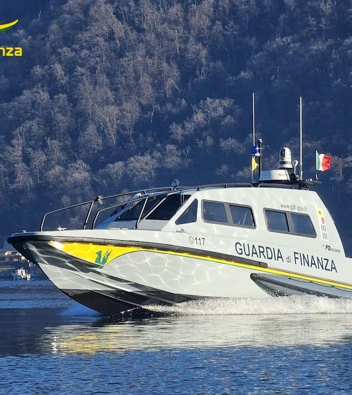 Sequestrata per contrabbando un'imbarcazione svizzera in un cantiere navale varesino