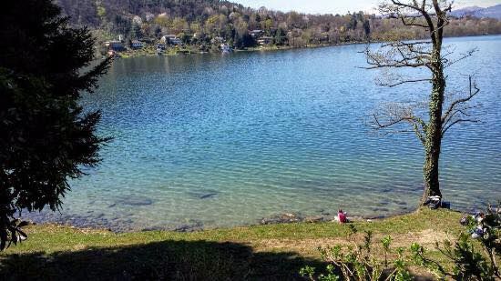 Una vista del lago di Monate