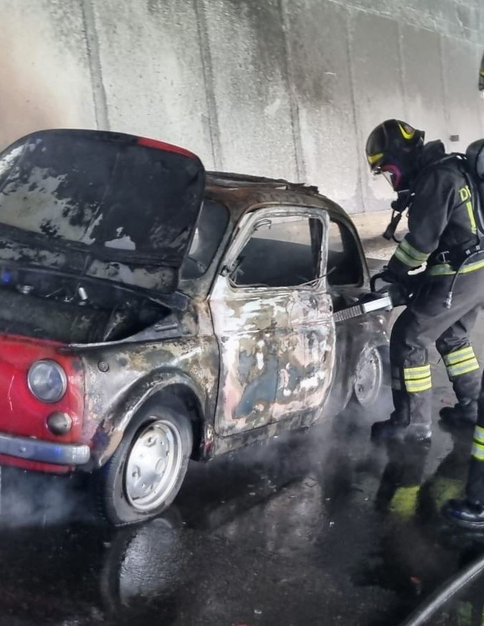 FOTO. Fiat 500 d'epoca prende fuoco nella galleria sulla Sp69 a Laveno: illesa la conducente