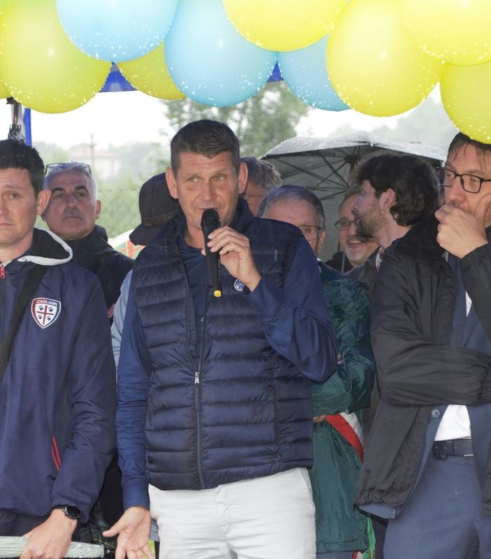 FOTO. I figli di Gigi Riva a Leggiuno per l'intitolazione del campo sportivo al loro grande papà campione: «Legame indissolubile, indimenticabili le partitelle all'oratorio di San Primo»