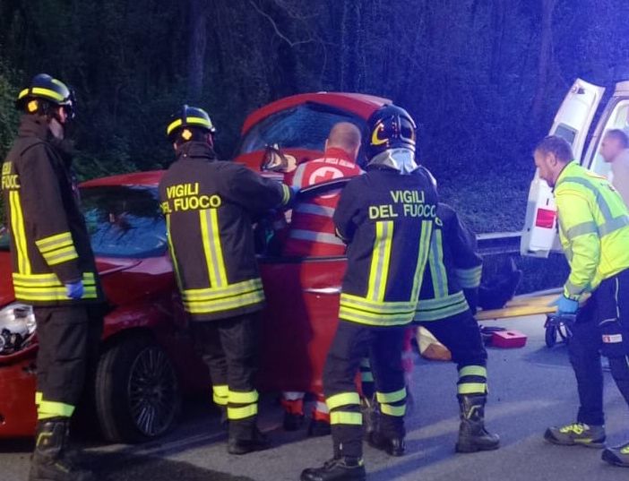 Incidente prima dell'alba a Leggiuno, auto finisce fuori strada sulla provinciale. In volo anche l'elisoccorso