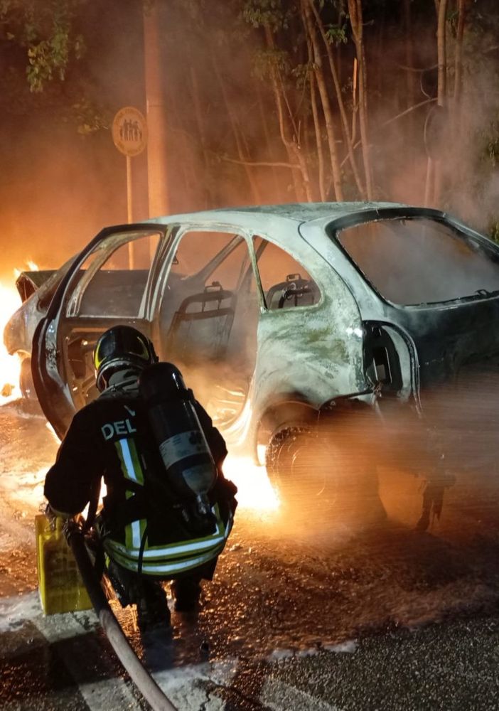 L'auto avvolta dalle fiamme a Lonate Pozzolo
