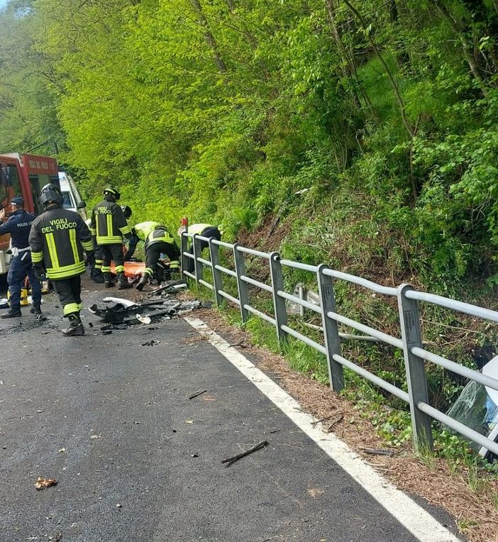 Le immagini dell'incidente mortale di sabato pomeriggio sulla provinciale a Luino nei pressi della diga di Creva Le immagini dell'incidente mortale di sabato pomeriggio sulla provinciale a Luino nei pressi della diga di Creva