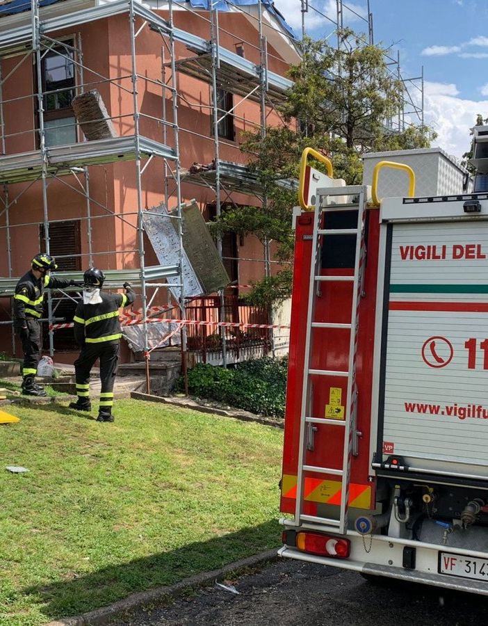Il ponteggio di via Lugano a Luino da dove sono caduti i due operai