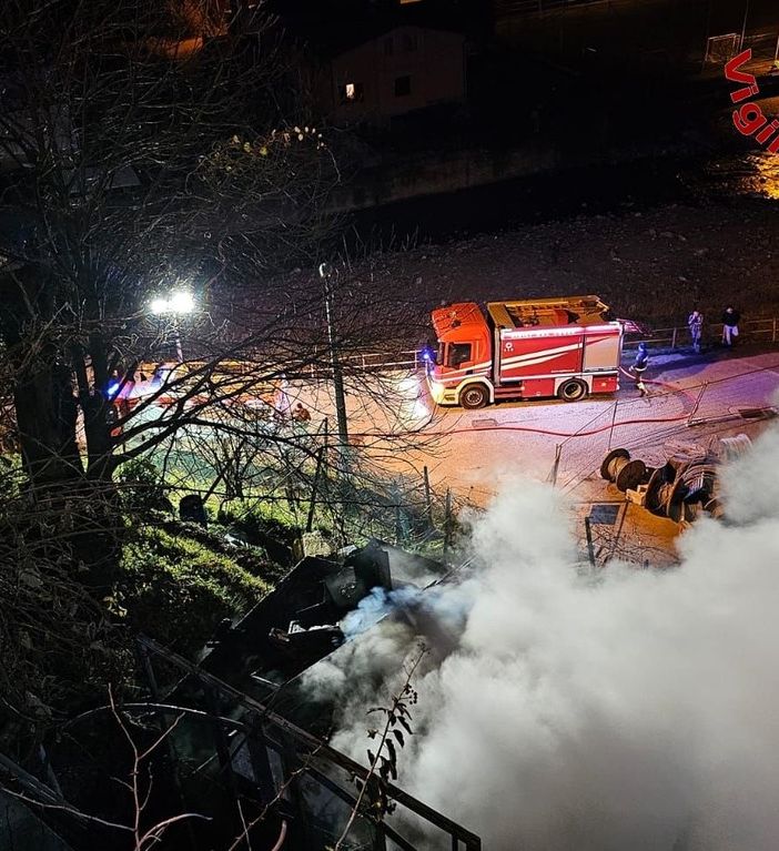 FOTO. Maxi incendio nella notte a Maccagno in un grosso capanno attrezzi: a fuoco anche benzina e sostanze infiammabili