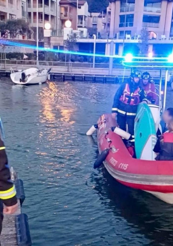 Le operazioni di soccorso dei due turisti che si erano persi sulle acque del Lago Maggiore a Maccagno Le operazioni di soccorso dei due turisti che si erano persi sulle acque del Lago Maggiore a Maccagno