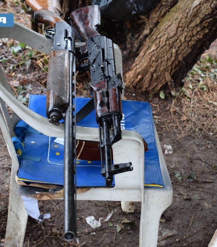 FOTO. Armati di kalashnikov spacciavano droga nei boschi di Malnate e Vedano: in manette due pusher nordafricani