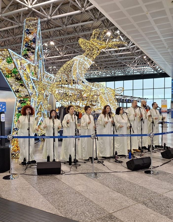 VIDEO. Il coro &quot;Free Gospel Band&quot; incanta i passeggeri di Malpensa con i grandi classici di Natale