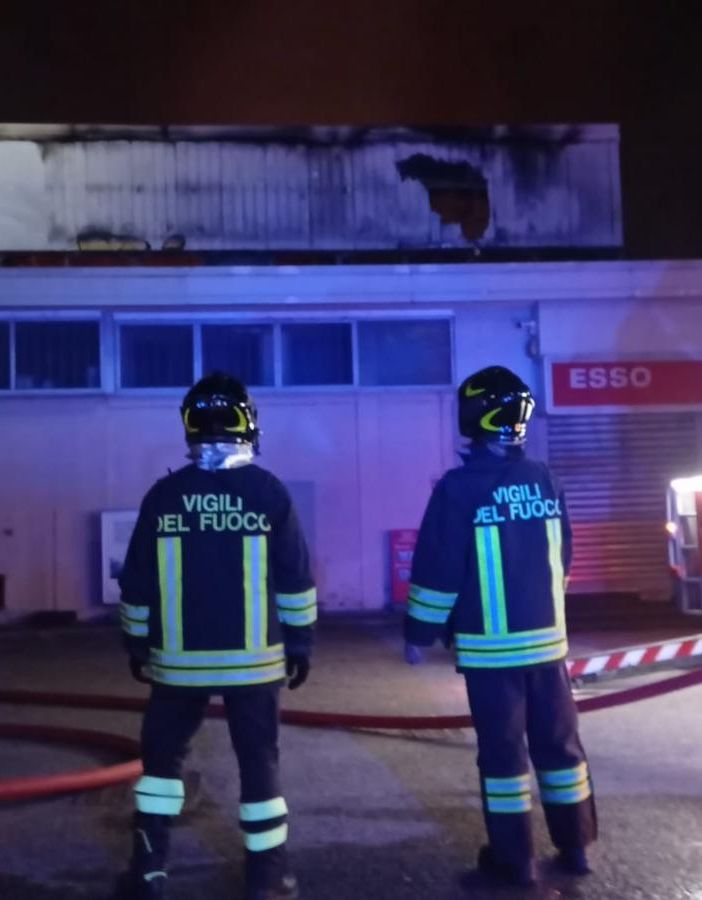 Milano: incendio in mercato ortofrutticolo, bruciati tre capannoni