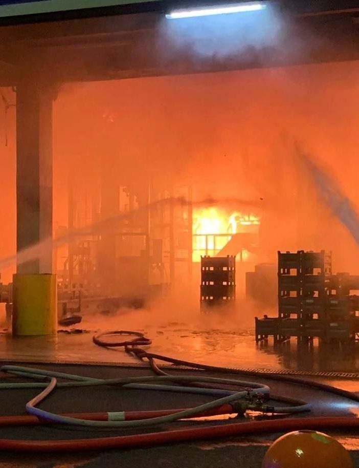 VIDEO e FOTO. Maxi incendio nella notte in un'azienda di Novedrate, in azione anche i vigili del fuoco di Varese