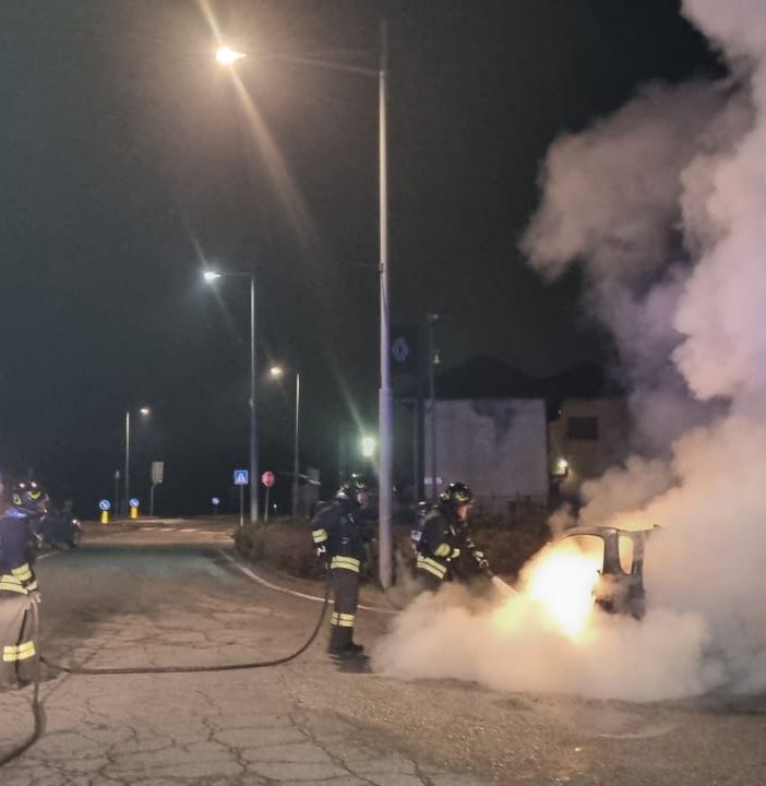 FOTO. Paura nella notte a Sesto Calende, auto prende fuoco: illese le due persone a bordo