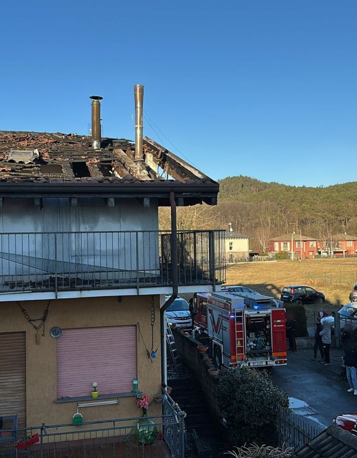 L'intervento dei vigili del fuoco per l'incendio di una mansarda e di un tetto in un'abitazione di Sesto Calende