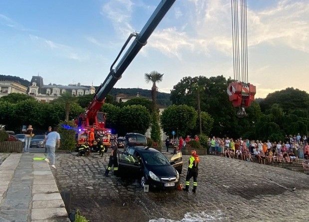 L'auto finita nel lago a Stresa (foto dei vigili del fuoco)