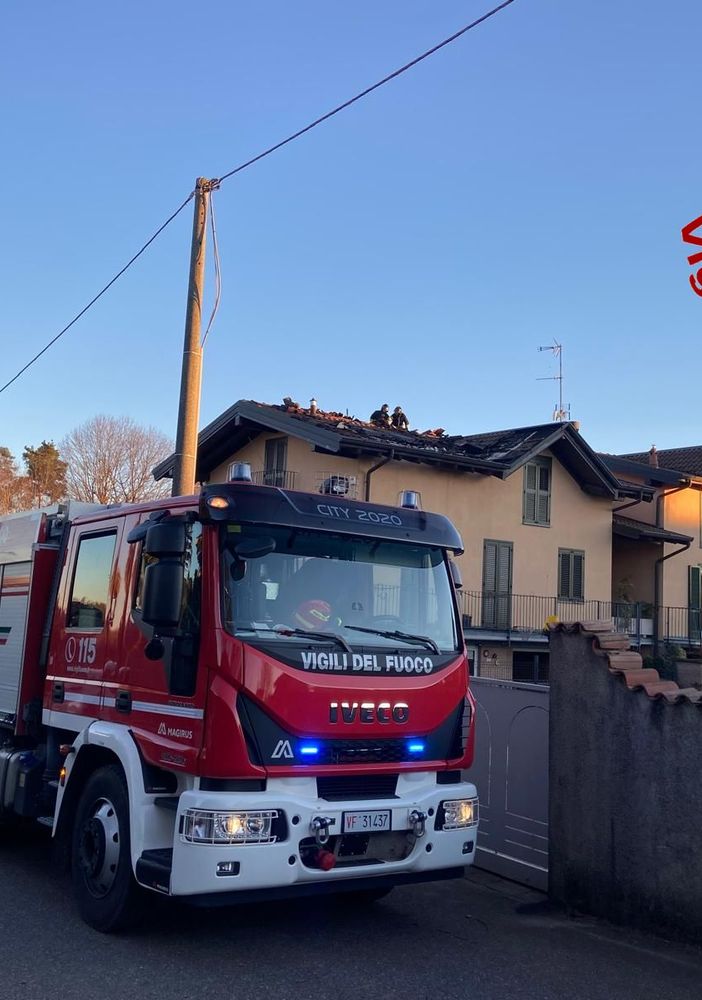 Tetto di un'abitazione di Sumirago prende fuoco: in azione i vigili del fuoco