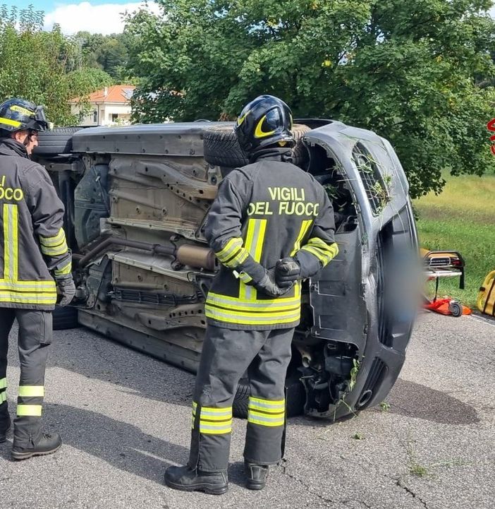 FOTO. Sumirago, si ribalta con l'auto: 81enne portato al pronto soccorso