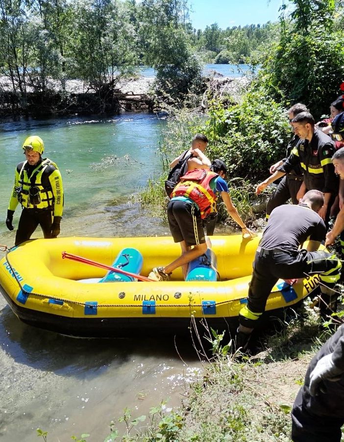 Le operazioni di salvataggio dei quattro ragazzi rimasti bloccati su un isolotto sul fiume Ticino a Cuggiono Le operazioni di salvataggio dei quattro ragazzi rimasti bloccati su un isolotto sul fiume Ticino a Cuggiono