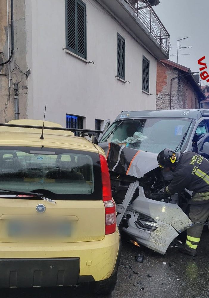 Schianto a Travedona Monate tra una Panda ed un van: soccorse sette persone, tra cui tre bimbi di 2, 3 e 8 anni