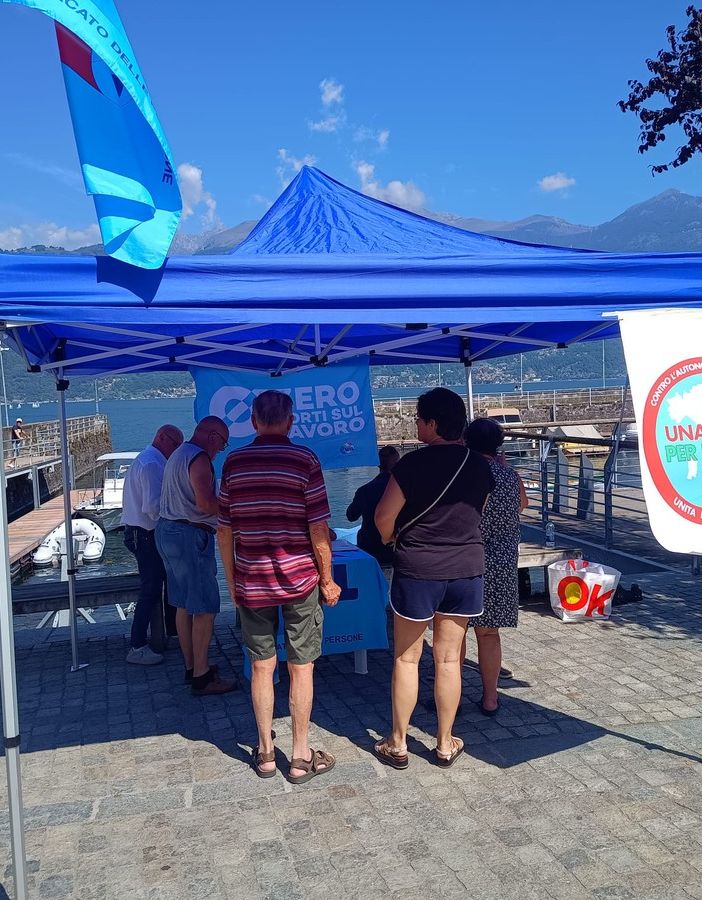 Un banchetto della Uil Lombardia per raccogliere firme contro l'Autonomia Differenziata