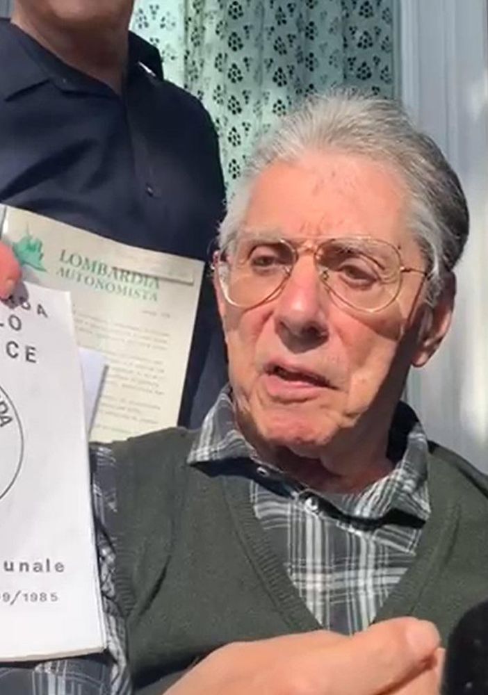 Umberto Bossi oggi a Gemonio (foto Adnkronos)