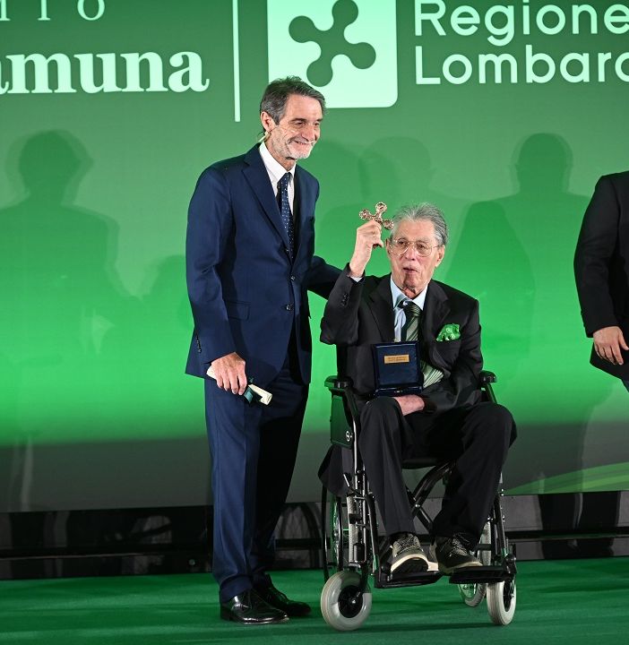 Umberto Bossi premiato in Regione Lombardia con la Rosa Camuna qualche settimana fa