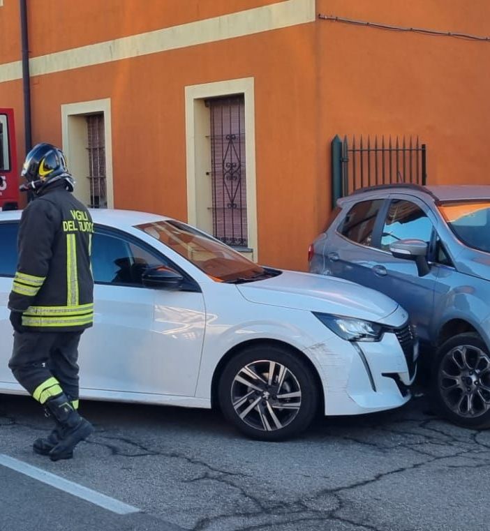 L'intervento dei vigili del fuoco a Vanzaghello