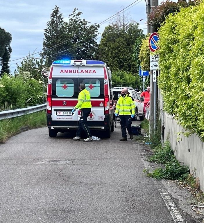 I soccorsi in azione in via Ciro Menotti dov'è rimasta gravemente ferita Lavinia Limido