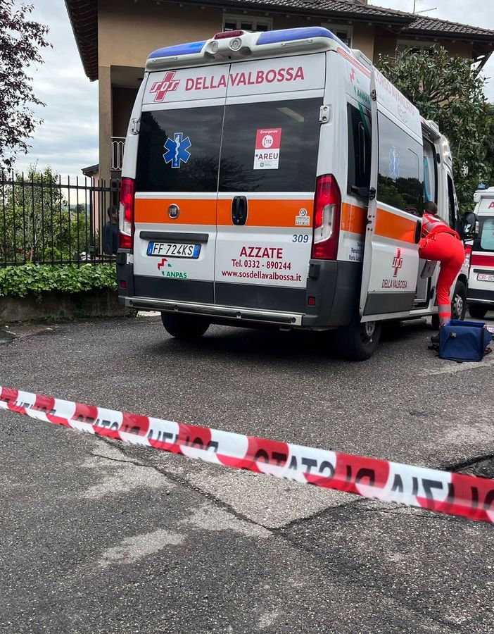 Sangue e follia a Varese: accoltella l'ex moglie e il suocero. Morto l'uomo, grave la donna. L'aggressore aveva il divieto di avvicinamento