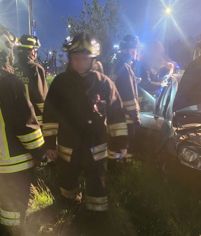 Finisce fuori strada con la macchina in un prato sulla Varesina a Venegono Inferiore, illeso il conducente